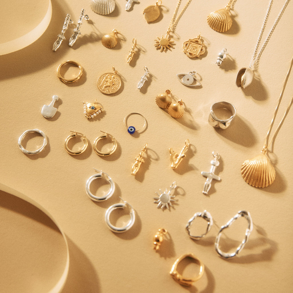 Chunky Hoop Earrings with Quatrefoil Pendant - Gold-Plated Silver - Sister the brand