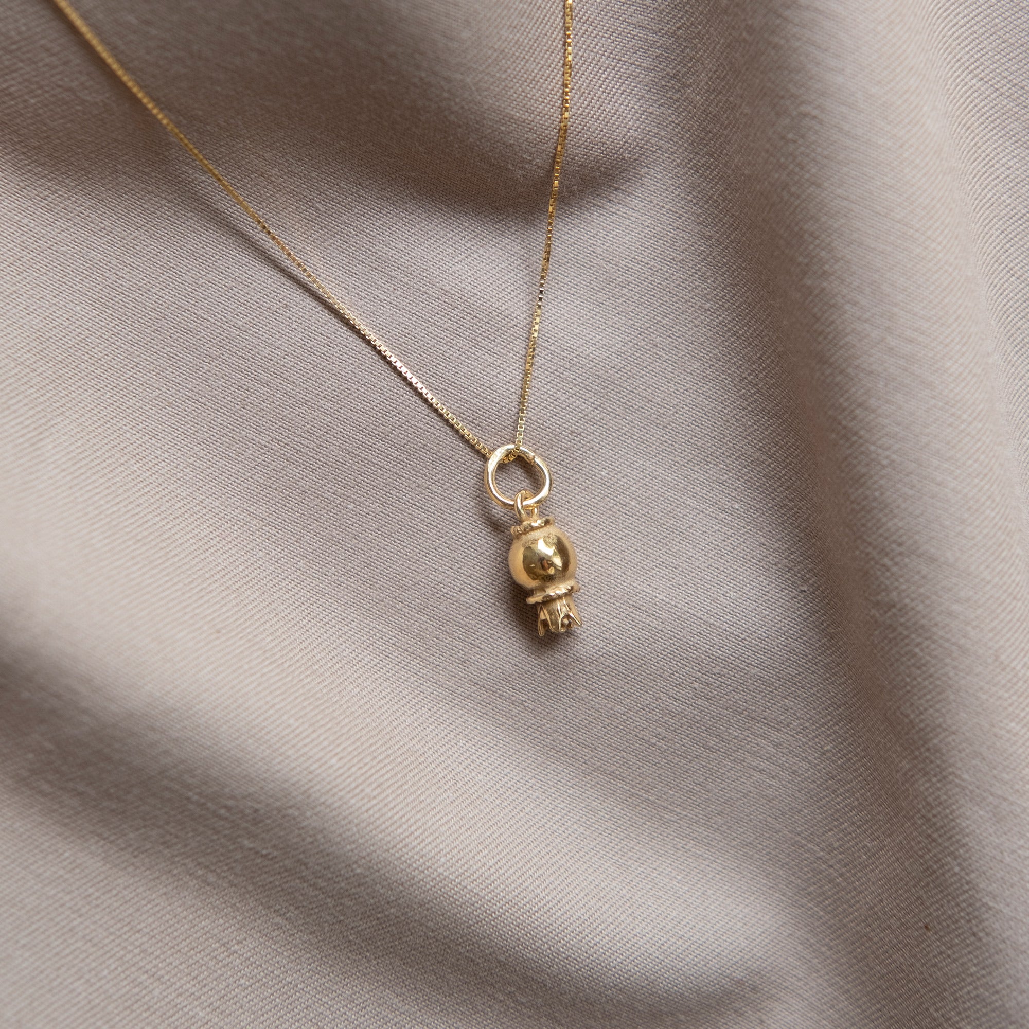 Lot - 18 KARAT YELLOW GOLD POMEGRANATE NECKLACE
