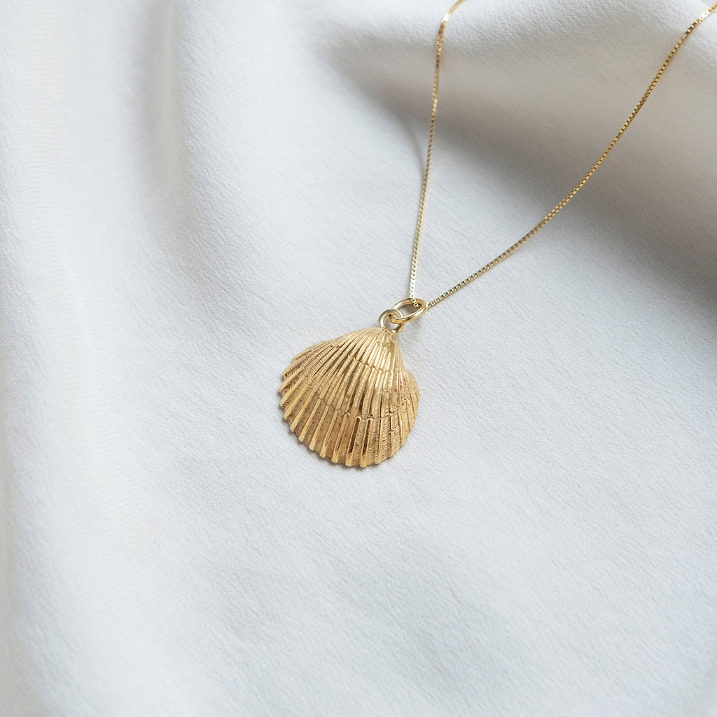Medium Shell Pendant - Gold-Plated Silver - Sister the brand