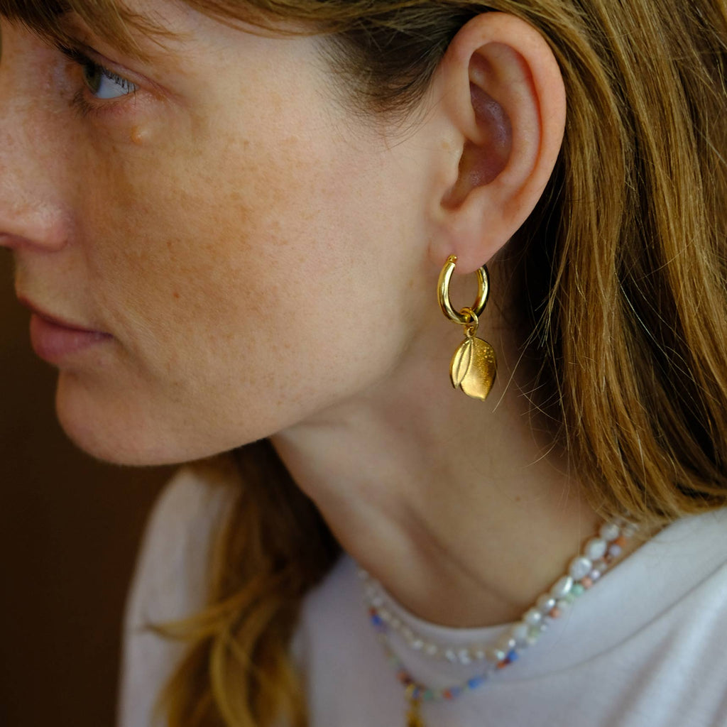 Chunky Hoop Earrings with Lemon Pendant - Gold-Plated Silver - Sister the brand