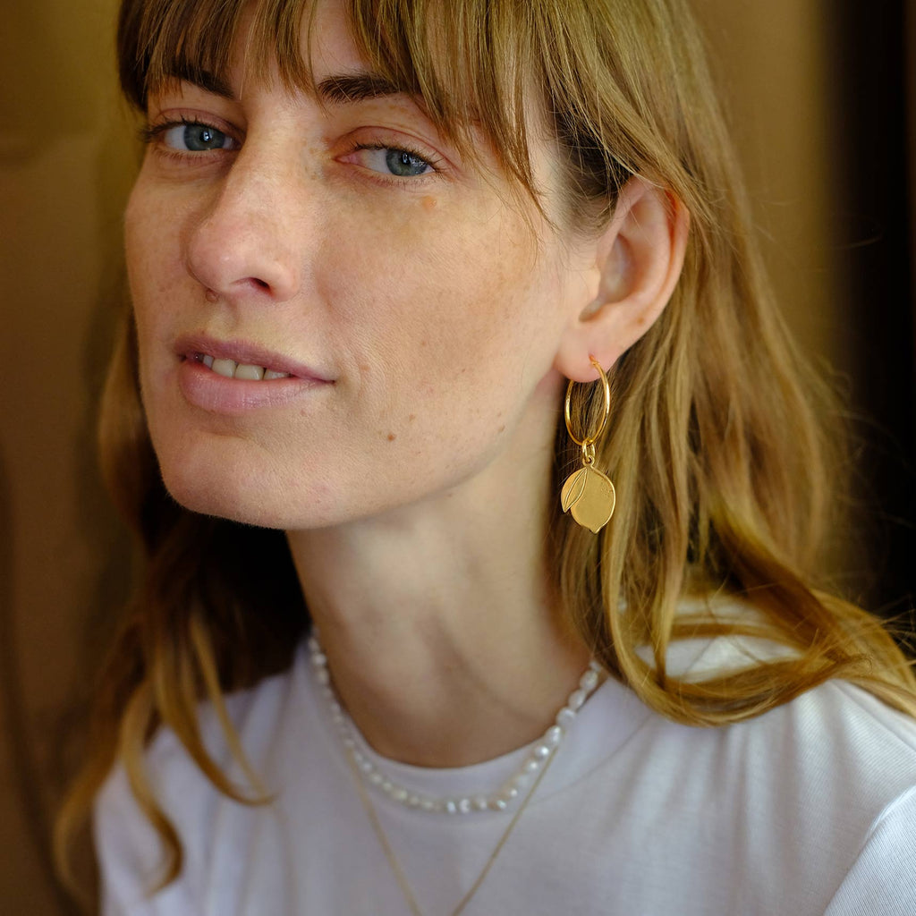 Chunky Hoop Earrings with Aphrodite and Quatrefoil Pendant - Gold-Plated Silver - Sister the brand