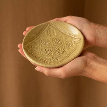 Yellow lace-impressed ceramic plate - Sister the brand
